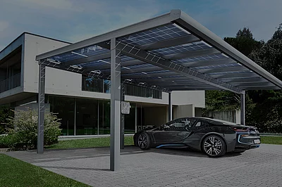 Eleganter Solar-Carport mit geparktem Fahrzeug vor moderner Wohnarchitektur