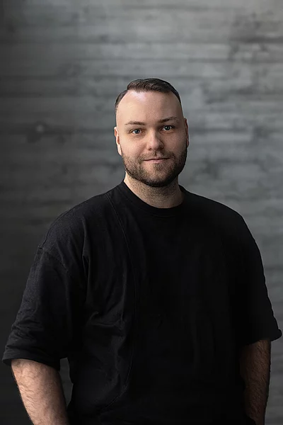 Portrait von Creative Director Design Philipp vor einer Sichtbetonwand