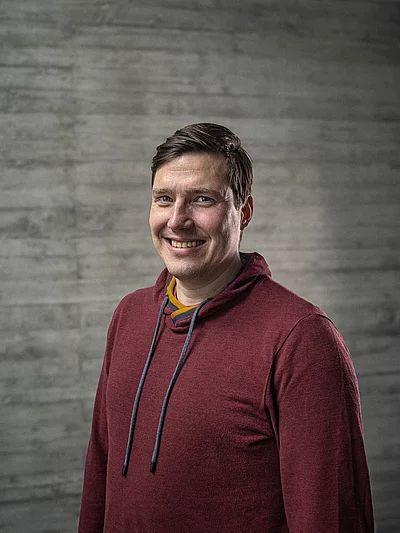 Portrait des Teamlead Frotend vor einer Sichtbetonwand