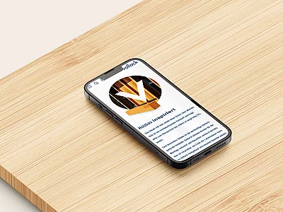 Smartphone liegt schräg auf einer hellen Holzoberfläche und zeigt eine mobile Ansicht der Vollack Website zum Thema Nachhaltigkeit mit der Überschrift „Holzbau inspiriert“ und grafischem Pfeilsymbol.