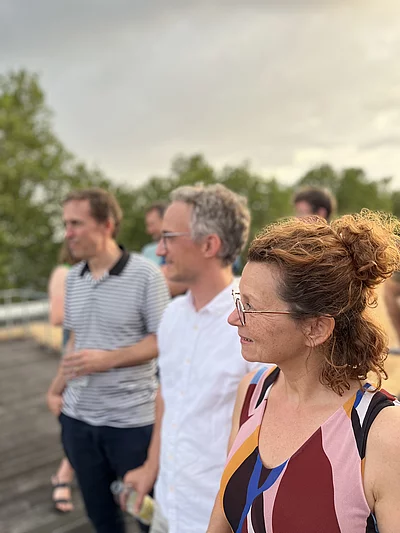 Inhaber Alwin Roppert und zwei Mitarbeiter der Netzbewegung auf der Dachterrasse Rommelstr. 1 in Durlach bei einem Event