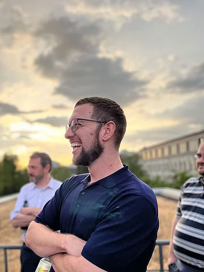 Ein Teammitglied der Netzbewegung auf der Dachterrasse Rommelstr. 1 in Durlach bei einem Event