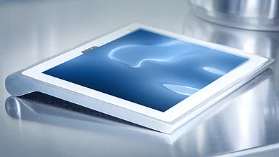 Reinraum-Tablet auf einer Edelstahloberfläche.