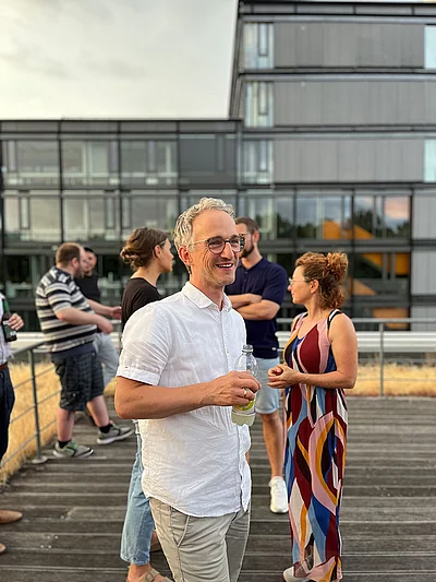 Der Teamleiter Backend auf der Dachterasse bei einem Mitarbeiter-Event der Netzbewegung