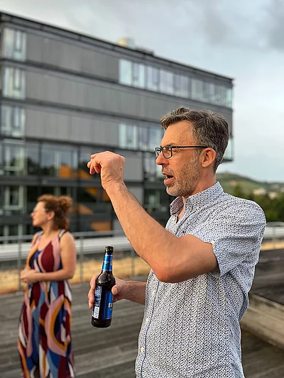 Der Geschäftsführer Technik der Netzbewegung auf der Dachterrasse Rommelstr. 1 in Durlach bei einem Event